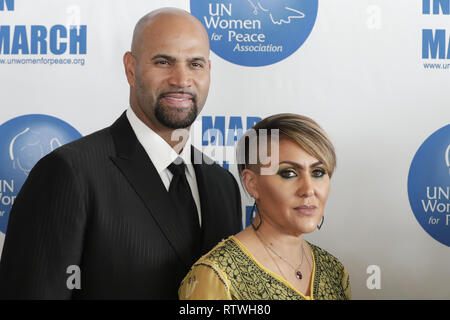 St. Louis Cardinals Albert Pujols (C) along with wife Deidre and Hanon  Management Group's Patrick Hanon, pose for a photograph after announcing  the partnership of a group that will open a resturant