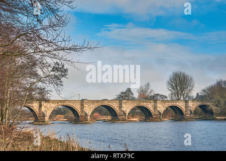 BRIDGE OF DEE A90 ROAD OVER RIVER DEE ABERDEEN SCOTLAND THE ARCHES OF THE OLD BRIDGE AND TRAFFIC Stock Photo