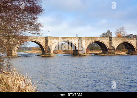 BRIDGE OF DEE A90 ROAD OVER RIVER DEE ABERDEEN SCOTLAND THE ARCHES OF THE OLD BRIDGE ON THE UPSTREAM SIDE IN EARLY SPRING Stock Photo