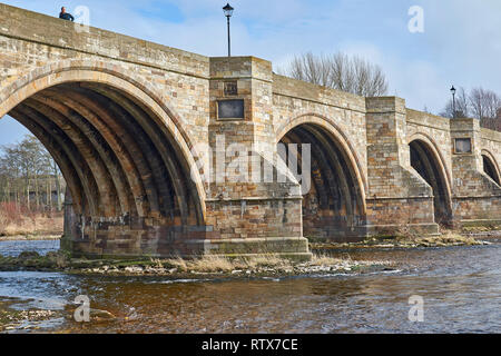 BRIDGE OF DEE A90 ROAD OVER RIVER DEE ABERDEEN SCOTLAND THE ARCHES OF THE OLD BRIDGE ON THE UPSTREAM SIDE Stock Photo