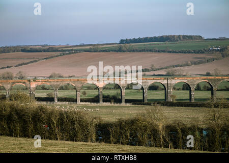 Welland Viaduct, Harringworth Viaduct or Seaton Viaduct, crosses the valley of the River Welland between Harringworth in Northamptonshire and Seaton Stock Photo