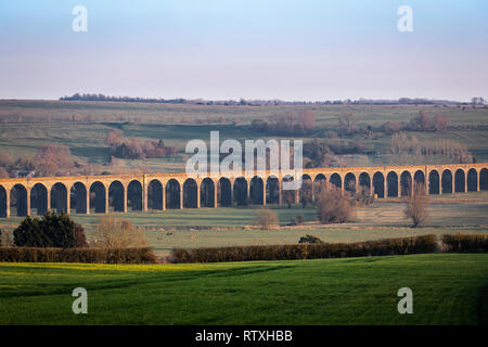 Welland Viaduct, Harringworth Viaduct or Seaton Viaduct, crosses the valley of the River Welland between Harringworth in Northamptonshire and Seaton Stock Photo