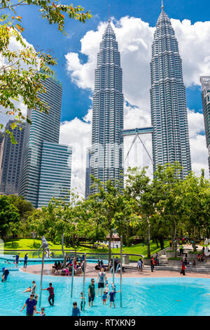 KLCC Park Swimming Pool, Petronas Towers, Kuala Lumpur, Malaysia. Stock Photo