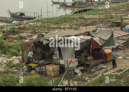 Slum housing, Phnom Penh, Kingdom of Cambodia Stock Photo - Alamy