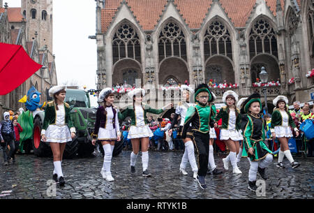 Braunschweig, Germany. 03rd Mar, 2019. Participants of a music group dance in costumes during the 'Schoduvel' through the city centre in Braunschweig. The 'Schoduvel' carnival parade, which is more than six kilometres long, is considered one of the largest parades in northern Germany. Credit: Peter Steffen/dpa/Alamy Live News Stock Photo