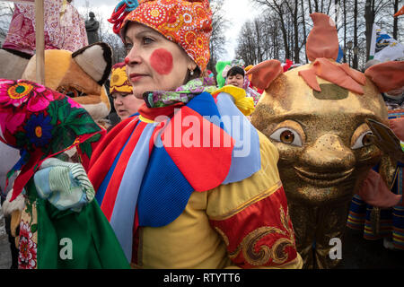 Yaroslavl, Russia. 3rd  March, 2019: People celebrate Maslenitsa by carnival procession in the center of Yaroslavl city in Russia. Maslenitsa  is Russian Sun Festival that celebrates the end of winter and marks the arrival of spring Credit: Nikolay Vinokurov/Alamy Live News Stock Photo