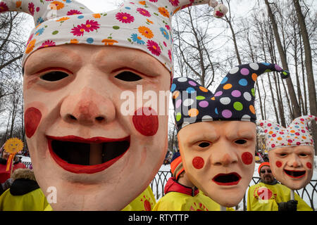 Yaroslavl, Russia. 3rd  March, 2019: People celebrate Maslenitsa by carnival procession in the center of Yaroslavl city in Russia. Maslenitsa  is Russian Sun Festival that celebrates the end of winter and marks the arrival of spring Credit: Nikolay Vinokurov/Alamy Live News Stock Photo