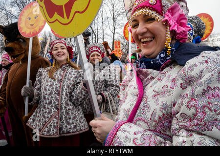 Yaroslavl, Russia. 3rd  March, 2019: People celebrate Maslenitsa by carnival procession in the center of Yaroslavl city in Russia. Maslenitsa  is Russian Sun Festival that celebrates the end of winter and marks the arrival of spring Credit: Nikolay Vinokurov/Alamy Live News Stock Photo