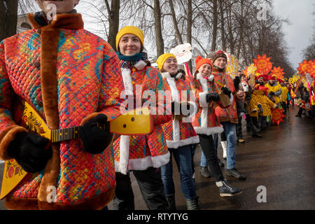 Yaroslavl, Russia. 3rd  March, 2019: People celebrate Maslenitsa by carnival procession in the center of Yaroslavl city in Russia. Maslenitsa  is Russian Sun Festival that celebrates the end of winter and marks the arrival of spring Credit: Nikolay Vinokurov/Alamy Live News Stock Photo