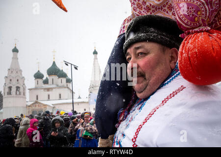 Yaroslavl, Russia. 3rd  March, 2019: People celebrate Maslenitsa by carnival procession in the center of Yaroslavl city in Russia. Maslenitsa  is Russian Sun Festival that celebrates the end of winter and marks the arrival of spring Credit: Nikolay Vinokurov/Alamy Live News Stock Photo