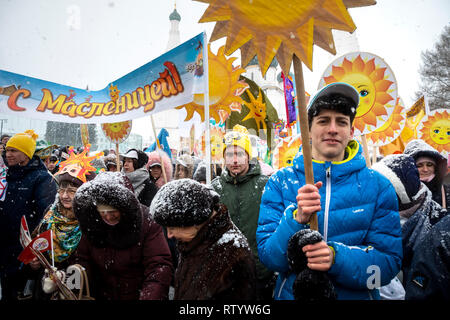 Yaroslavl, Russia. 3rd  March, 2019: People celebrate Maslenitsa by carnival procession in the center of Yaroslavl city in Russia. Maslenitsa  is Russian Sun Festival that celebrates the end of winter and marks the arrival of spring Credit: Nikolay Vinokurov/Alamy Live News Stock Photo