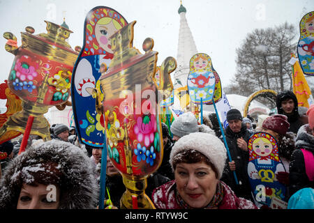 Yaroslavl, Russia. 3rd  March, 2019: People celebrate Maslenitsa by carnival procession in the center of Yaroslavl city in Russia. Maslenitsa  is Russian Sun Festival that celebrates the end of winter and marks the arrival of spring Credit: Nikolay Vinokurov/Alamy Live News Stock Photo