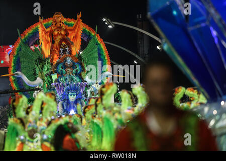 Sao Paulo, Brazil. 3rd Mar, 2019. Revellers from a samba school perform during the carnival parade in Sao Paulo, Brazil, March 3, 2019. Credit: Rahel Patrasso/Xinhua/Alamy Live News Stock Photo