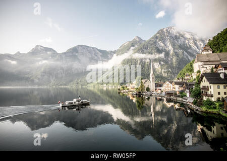 Boat arriving on Lake at Hallstätter See in Hallstat in Austria Stock Photo