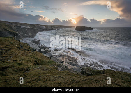 Loop Head in County Clare in Ireland with a view of Oileán an Fhéarain (Illaunonearaun) Stock Photo