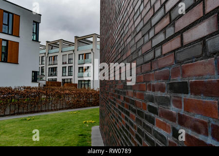 Side wall leading lines towards modern apartment complex Stock Photo