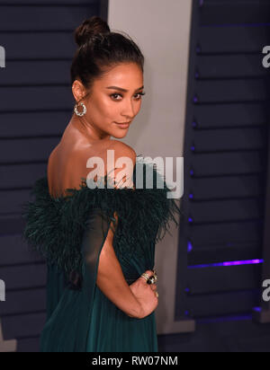 Shay Mitchell attending the Vanity Fair Oscar party at Wallis Annenberg ...