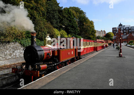 Passengers waiting to board the little steam train at Douglas mainline rail station in Douglas on the Isle of Man, Britain.  The Isle of Man Railway i Stock Photo