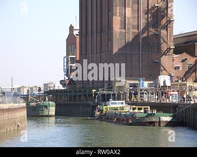 Barges on the River Hull, Hull, East Riding of Yorksghire, North Humberside, UK, England, Great Britain loading oils from mill Stock Photo