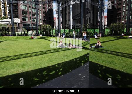 Victorian gas holder encloses new park in King's Cross, London Stock Photo