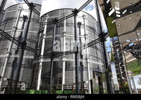 Victorian gas holder encloses new park in King's Cross, London Stock Photo