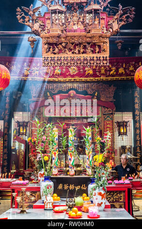 Sin Sze Si Ya Taoist Temple Offerings, Chinatown, Kuala Lumpur, Malaysia.  Oldest Taoist temple in Kuala Lumpur (1864). Stock Photo