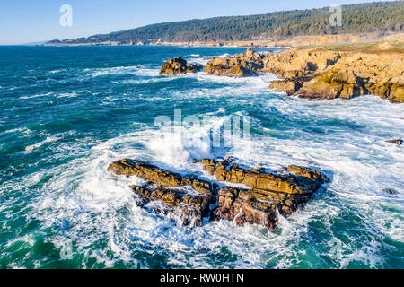 The cold waters of the Pacific Ocean, crashing against the rocky coastline in Sonoma, California, USA, Pacific Ocean Stock Photo