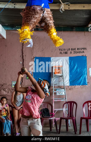 Latin bambini alla festa di compleanno in esecuzione dopo la caramella al  di fuori di un'pinata in Guatemala Foto stock - Alamy