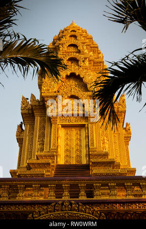 Cambodia, Phnom Penh, City Centre, Wat Ounalom, golden stupa cpntaining Buddha’s eyebrow relic Stock Photo