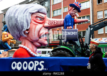 Düsseldorf, Germany. 4th Mar, 2019. A man looks at a Brexit-themed carnival float designed by German artist Jacques Tilly goes on the Rosenmontag (Rose Monday, Shrove Monday) carnival parade in Düsseldorf. Credit: Vibrant Pictures/Alamy Live News Stock Photo