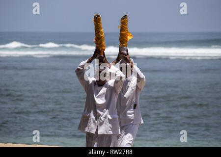Malang, East Java, Indonesia. 4th Mar 2019. Indonesian Hindu people pray Melasti ceremony held to clean themselves and their environment at Balaikambang beach on March 04, 2019 in Malang, East Java province, Indonesia. The Melasti ceremony was held to welcome Nyepi celebration. When Nyepi, Hindus do not go, do not light a fire and electricity, not working and not enjoying entertainment for 24 hours. Credit: Sijori Images/ZUMA Wire/Alamy Live News