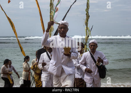 Malang, East Java, Indonesia. 4th Mar 2019. Indonesian Hindu people pray Melasti ceremony held to clean themselves and their environment at Balaikambang beach on March 04, 2019 in Malang, East Java province, Indonesia. The Melasti ceremony was held to welcome Nyepi celebration. When Nyepi, Hindus do not go, do not light a fire and electricity, not working and not enjoying entertainment for 24 hours. Credit: Sijori Images/ZUMA Wire/Alamy Live News