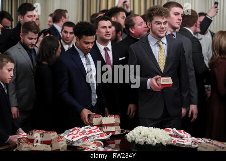 Washington, DC. 4th Mar, 2019. Players grab McDonald's and Chick fil-A food after United States President Donald J. Trump welcomed the 2018 Division I FCS National Champions: The North Dakota State Bison in the State Dining Room of the White House on March 4, 2019 in Washington, DC. Credit: Oliver Contreras/Pool via CNP | usage worldwide Credit: dpa/Alamy Live News Stock Photo