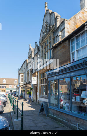 Shops and restaurants in Market Place in Uppingham, market town in Rutland Stock Photo