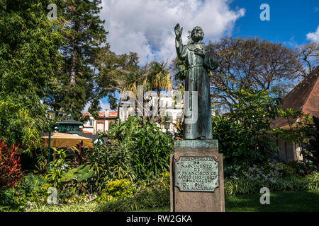Statue des Franz von Assisi Stadtpark Jardim Municipal do Funchal, Funchal, Madeira, Portugal, Europa | statue Saint Francis of Assisi at the  park Ja Stock Photo