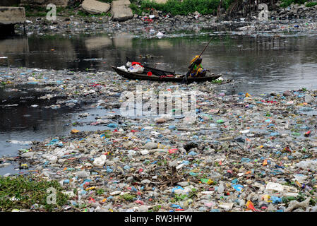 A Bangladesh woman collects plastic from the polluted Turag River in Dhaka, Bangladesh, on February 28, 2019. Bangladesh has been reportedly ranked 10 Stock Photo
