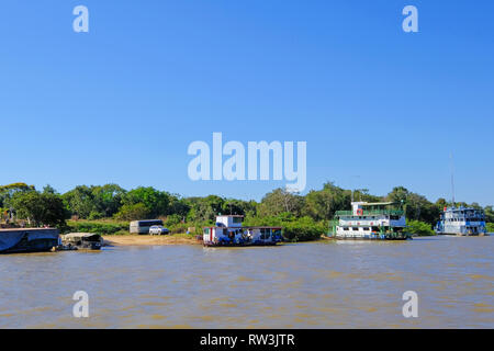 Houseboats on the riverbank at the harbor of Porto Jofre, Pantanal, Mato Grosso Do Sul, Brazil Stock Photo