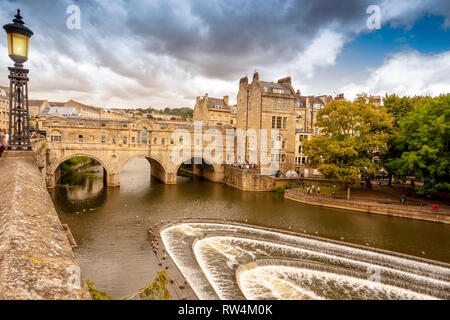 The historic Pulteney Bridge over the River Avon and Pulteney Weir in Bath, N.E. Somerset, England, UK Stock Photo