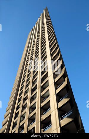 Vertical view of Shakespeare Tower high rise luxury apartment building and blue sky on the Barbican Estate in the City of London UK  KATHY DEWITT Stock Photo