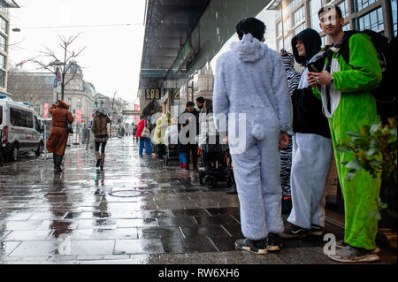Dusseldorf, Rhineland, Germany. 4th Mar, 2019. People in costumes are seen waiting while is raining and windy during the parade.In DÃ¼sseldorf, the calendar of Carnival events features no fewer than 300 Carnival shows, balls, anniversaries, receptions and costume parties. The motto this season is ''˜Gemeinsam Jeck' (Together Carnival). The celebrations culminate in the Rose Monday Parade. More than 30 music ensembles and 5,000 participants join the procession through the city. Elaborately built and decorated floats address cultural and political issues and can be satirical, hilarious and Stock Photo