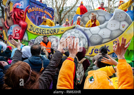 Dusseldorf, Rhineland, Germany. 4th Mar, 2019. People in costumes are seen dropping candies to the crowd during the parade.In DÃ¼sseldorf, the calendar of Carnival events features no fewer than 300 Carnival shows, balls, anniversaries, receptions and costume parties. The motto this season is ''˜Gemeinsam Jeck' (Together Carnival). The celebrations culminate in the Rose Monday Parade. More than 30 music ensembles and 5,000 participants join the procession through the city. Elaborately built and decorated floats address cultural and political issues and can be satirical, hilarious and even Stock Photo