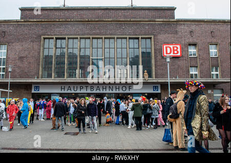 Dusseldorf, Rhineland, Germany. 4th Mar, 2019. People in costumes are seen at the Dusseldorf central station during the parade.In DÃ¼sseldorf, the calendar of Carnival events features no fewer than 300 Carnival shows, balls, anniversaries, receptions and costume parties. The motto this season is ''˜Gemeinsam Jeck' (Together Carnival). The celebrations culminate in the Rose Monday Parade. More than 30 music ensembles and 5,000 participants join the procession through the city. Elaborately built and decorated floats address cultural and political issues and can be satirical, hilarious and e Stock Photo