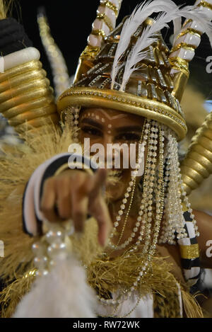 Rio de Janeiro, Brazil. 04th Mar, 2019. Mangueira parade at the Carnival Rio 2019 - Mangueira samba school parade during the presentation of the samba schools of the Special group at the Sambodromo of the Marques de Sapucai in Rio 2019 Carnival. Photo: Thiago Ribeiro / AGIF Credit: AGIF/Alamy Live News Stock Photo