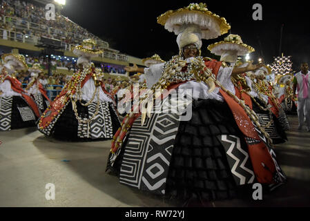 Rio de Janeiro, Brazil. 04th Mar, 2019. Mangueira parade at the Carnival Rio 2019 - Mangueira samba school parade during the presentation of the samba schools of the Special group at the Sambodromo of the Marques de Sapucai in Rio 2019 Carnival. Photo: Thiago Ribeiro / AGIF Credit: AGIF/Alamy Live News Stock Photo