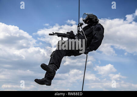 https://l450v.alamy.com/450v/rw88ed/special-forces-operator-during-assault-rappelling-with-weapons-rw88ed.jpg