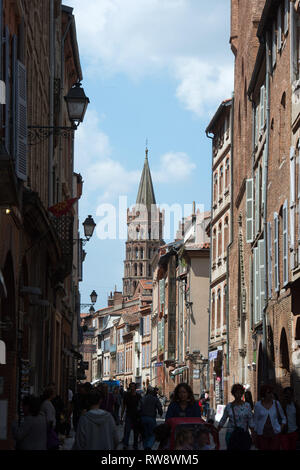 Toulouse (south-western France): ' rue du Taur ' street, in the city centre, with the steeple of the Basilica of Saint-Sernin in the background *** Lo Stock Photo