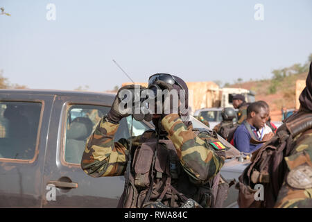 A member of Cameroon's elite Rapid Intervention Battalion (BIR)  prepares to conduct a mock counter-terrorist raid near Bobo-Dioulasso as part of the  Stock Photo