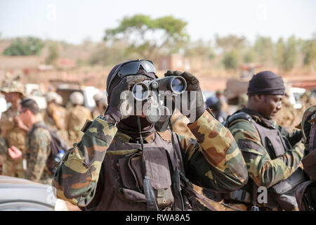 A member of Cameroon's elite Rapid Intervention Battalion (BIR)  prepares to conduct a mock counter-terrorist raid near Bobo-Dioulasso as part of the  Stock Photo