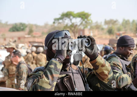 A member of Cameroon's elite Rapid Intervention Battalion (BIR)  prepares to conduct a mock counter-terrorist raid near Bobo-Dioulasso as part of the  Stock Photo