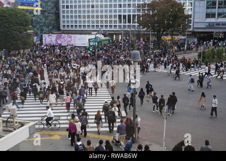 Elevated view of a crowed of pedestrians crossing a four way zebra crossing in central Tokyo, Japan Stock Photo